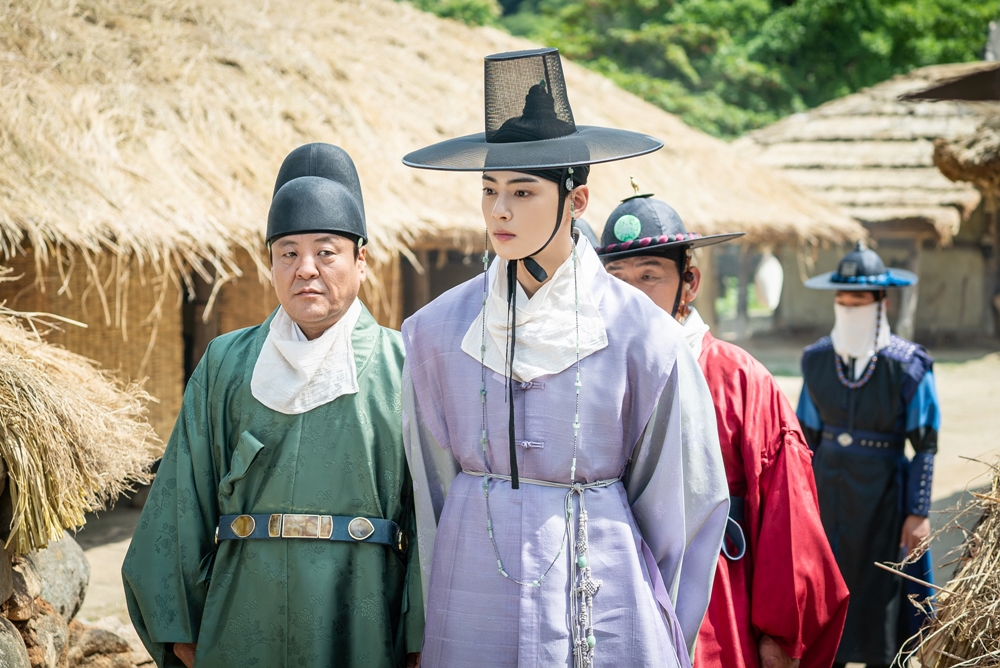 The new employee, Na Hae-ryung, is shooting out the Sejo of Joseon Mama visuals and force, and steals his gaze.Among them, Shin Se-kyung, Lee Ji-hoon and Pyeongan-do have left and he is not able to talk about the terrible reality.The MBC drama Na Hae-ryung (played by Kim Ho-soo / directed by Kang Il-soo, Han Hyun-hee / produced Chorokbaem Media) released Lee Rim (Jung Eun-woo), who became a Wymoussa of Pyongan Province on the 6th.Na Hae-ryung, starring Shin Se-kyung, Jung Eun-woo, and Park Ki-woong, is the first problematic Ada Lovelace () in Joseon and the Phil full romance of Prince Lee Rim with the anti-war mother solo.Lee Ji-hoon, Park Ji-hyun and other young actors, Kim Ji-jin, Kim Min-sang, Choi Duk-moon and Sung Ji-ru.In the 12th episode of the new cadet, Na Hae-ryung and Irim, who met Ada Lovelace and Sejo of Joseon, were drawn to each other with a feeling of favor.In particular, Lee Rim, who has been suffering from all kinds of troubles due to the absurd appeal of Gwangheungchang, announced the beginning of pink romance, and the skinship such as waist hug and first sleeping made the audience feel excited.Lee Rim, who is showing off his dignified figure in the public photos, catches his eye.Located in front of many servants, including Na Hae-ryung and Min Woo-won (Lee Ji-hoon), he admires the prince of one country and admires the viewers.It turns out that Irim is leaving the Pyeongan Island where he is suffering from smallpox.In the meantime, he has been hiding in the melted party so that the courtiers do not know the existence, and he is curious about the background of how he reveals his identity and goes to Pyeongan Island.Then, Irim, who arrived in Pyeongan Island, faces a terrible reality and attracts attention.Irim, who looks around with sharp eyes, Na Hae-ryung, Woowon, etc., and the people who suffer from smallpox are filled with sadness.Finally, Irim, who has left the meltstone and has come out of the world. He is facing a more terrible and merciless reality than ever, and his interest in what he will make for the people is growing.The first time Irim is going to leave for Pyeongan Island, revealing his existence to the world, there will be a big event in his life and the development of the drama, said the new officer, Na Hae-ryung. I hope you will check what will happen to Irim and Na Hae-ryung, who are heading to Pyeongan Island, he said.Shin Se-kyung, Jung Eun-woo, and Park Ki-woong will appear in the Na Hae-ryung broadcast 13-14 times at 8:55 pm on Wednesday, the 7th.iMBC  Photos