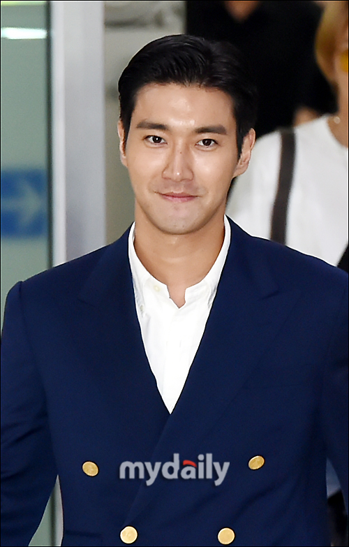 Super Junior Choi Siwon is arriving at Gimpo International Airport on the afternoon of the 6th after finishing SM concert SM TOWN LIVE 2019 IN TOKYO held in Tokyo, Japan.