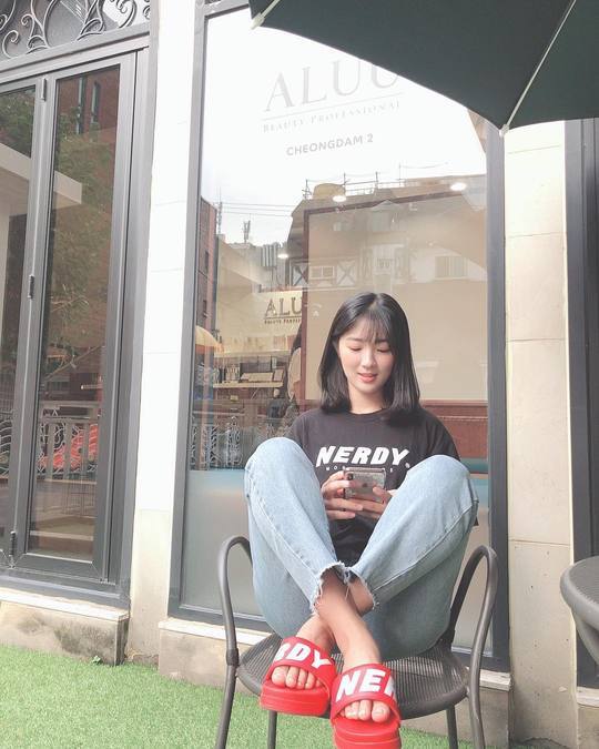 Actor Kim Hye-yoon boasted of her innocent beauty.Kim Hye-yoon posted a picture on his instagram on August 6.The photo shows Kim Hye-yoon in jeans and a black T-shirt, Kim Hye-yoon staring at his cell phone while sitting in a chair.Kim Hye-yoon s white-green skin and small face size make her look more beautiful.The fans who responded to the photos responded such as Why is my face so small?, This is my background from today and Just Princess.delay stock
