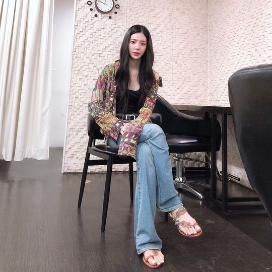 Singer Jang Jae-in boasted of a mature aura.Jang Jae-in wrote on his instagram on August 6, I had a lot of trouble. Even if someone was hard, I liked our arrangements that broke the mold! We were just old.And Im sorry Im worried about being around. Other things besides music will be handled flexibly and correctly, away from my hands!I was happy to be able to talk about what I want to express. But it is still far away. In the photo, Jang Jae-in was sitting on a chair. Jang Jae-in added chic charm with colorful cardigans and jeans.Jang Jae-ins disappearing small face size and distinctive features make her look more beautiful.The fans who heard the news responded such as It is so beautiful, The voice that made me crazy, It has a good voice and it is so cool to wear clothes.delay stock