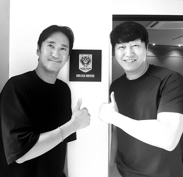 Actor Shin Hyun-joon visited the Chelsea Rovers office led by actor Kim Su-ro.Kim Su-ro posted a photo of her with Shin Hyun-joon on her personal Instagram account on August 6.Shin Hyun-joon in the photo holds up the thumb next to Chelsea Rovers owner Kim Su-ro.Shin Hyun-joon, along with the photo, said, Hyun Joons brother Chelsea Rovers Seoul office visit. Todays meeting with his brother is meaningful. Shin Hyun-joon brother.I plan, he added.Park Su-in