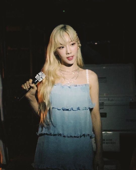 Taeyeon, leader of the group Girls Generation, boasted a pure beauty.Taeyeon posted several photos on his instagram on August 6.The picture shows Taeyeon in a blue sleeveless dress, and Taeyeons white-green skin without any blemishes catches her eye.Taeyeons dreamy eyes and stiff nose make her beauty more prominent.The fans who responded to the photos responded I love you, I marry you, I thought you were a real fairy.delay stock