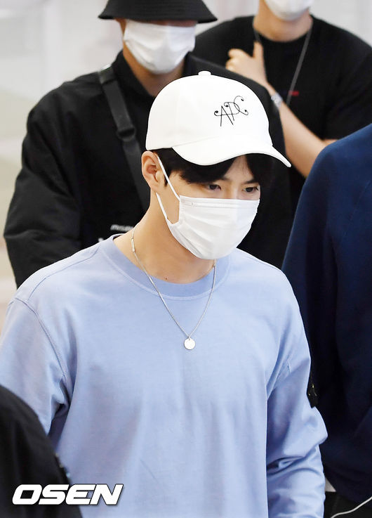 On the afternoon of the 6th, the group EXO arrived at Gimpo International Airport in Gangseo-gu, Seoul after completing the performance of SM Town Live 2019 in Tokyo (SMTOWN LIVE 2019 IN TOKYO).EXO Suho passes through the entry hall