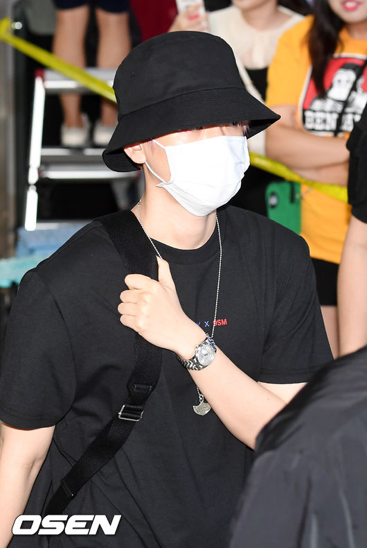 On the afternoon of the 6th, the group EXO arrived at Gimpo International Airport in Gangseo-gu, Seoul after completing the performance of SM Town Live 2019 in Tokyo (SMTOWN LIVE 2019 IN TOKYO).EXO Baekhyun passed through the entry hall