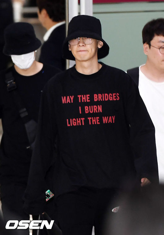 On the afternoon of the 6th, the group EXO arrived at Gimpo International Airport in Gangseo-gu, Seoul after completing the performance of SM Town Live 2019 in Tokyo (SMTOWN LIVE 2019 IN TOKYO).EXO Chanyeol passes through the entry hall