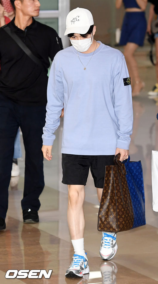 On the afternoon of the 6th, the group EXO arrived at Gimpo International Airport in Gangseo-gu, Seoul after completing the performance of SM Town Live 2019 in Tokyo (SMTOWN LIVE 2019 IN TOKYO).EXO Suho passes through the entry hall