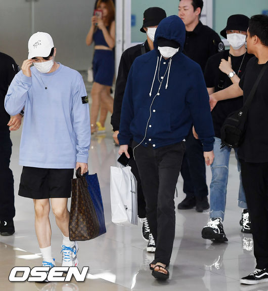 On the afternoon of the 6th, the group EXO arrived at Gimpo International Airport in Gangseo-gu, Seoul after completing the performance of SM Town Live 2019 in Tokyo (SMTOWN LIVE 2019 IN TOKYO).EXO members have passed through the entry hall