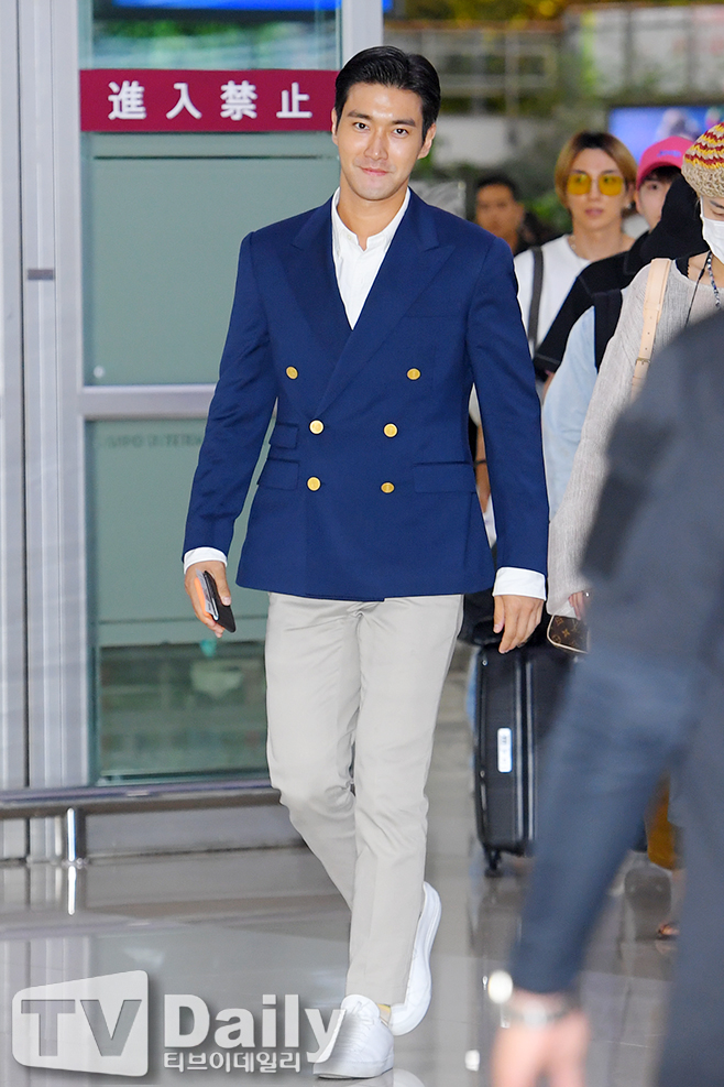 Super Junior Choi Siwon is arriving at Gimpo International Airport on the afternoon of the 6th after finishing SM Town Live 2019 in Tokyo concert.[SM Town Entry