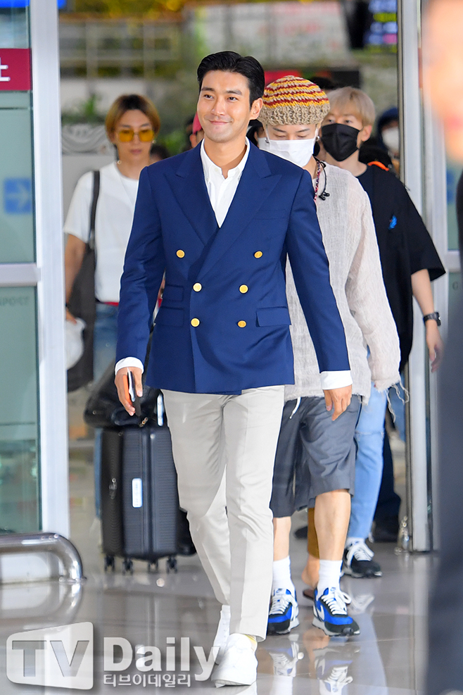 Super Junior Choi Siwon is arriving at Gimpo International Airport on the afternoon of the 6th after finishing SM Town Live 2019 in Tokyo concert.[SM Town Entry