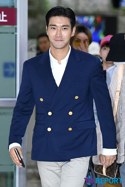 Choi Siwon of the group Super Junior returned home through Gimpo International Airport after finishing the concert held in Japan on the afternoon of the 6th.