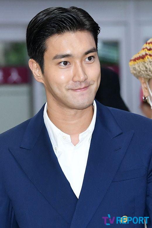 Choi Siwon of the group Super Junior returned home through Gimpo International Airport after finishing the concert held in Japan on the afternoon of the 6th.