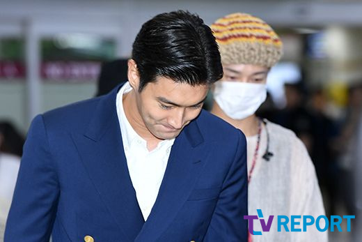 Choi Siwon of the group Super Junior returned home through Gimpo International Airport after finishing the concert held in Japan on the afternoon of the 6th.
