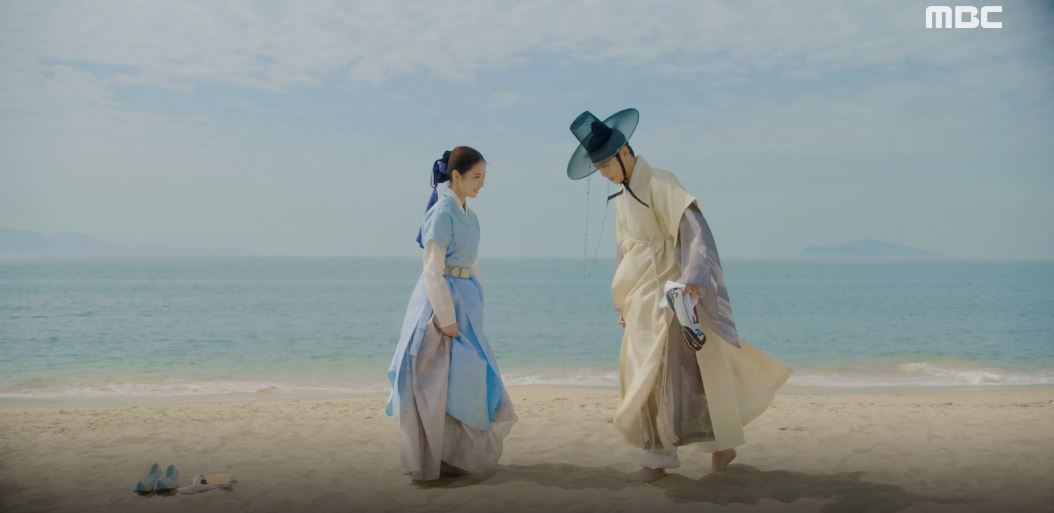 Jung Eun-woo and Shin Se-kyung went undercover by the beach.In the 13th and 14th MBC tree mini series Na Hae-ryung (playplayed by Kim Ho-soo/directed by Kang Il-soo, Han Hyun-hee), which aired on the 7th (Wednesday), Koo Hae-ryung (Shin Se-kyung) showed Lee Lim how to enjoy the sea.Lee Lim left for the Pyeongan road where the plague spread under the name of Lee Tae (Kim Min-sang). Lee then went undercover with Koo Hae-ryung to the beach.Na Hae-ryung, who was exhausted, tried to leave first when no one was there, and Irim said, I have never been to the beach before.I wished to see the sea, but I wanted someone to be around at this good moment. I dont want to look at it with my eyes, but I want to remember it with my fingertips and toes, said Na Hae-ryung, who took off his shoes.Irim also took off his shoes along Na Hae-ryung and enjoyed walking barefoot into the sand and entering the sea.Viewers responded through various SNS and portal sites such as summer sky, blue sea, clear sunshine, beautiful good man and woman, cute Irim changed clothes to show well to Na Hae-ryung, It is Na Hae-ryung who cares and counts Irim better than anyone.On the other hand, Na Hae-ryung is a fiction drama about the first problematic woman () of Joseon and the full romance of the Phil of Prince Lee Rim, the anti-war mother solo.It is broadcast every Wednesday and Thursday at 8:55 pm.iMBC  MBC Screen Capture