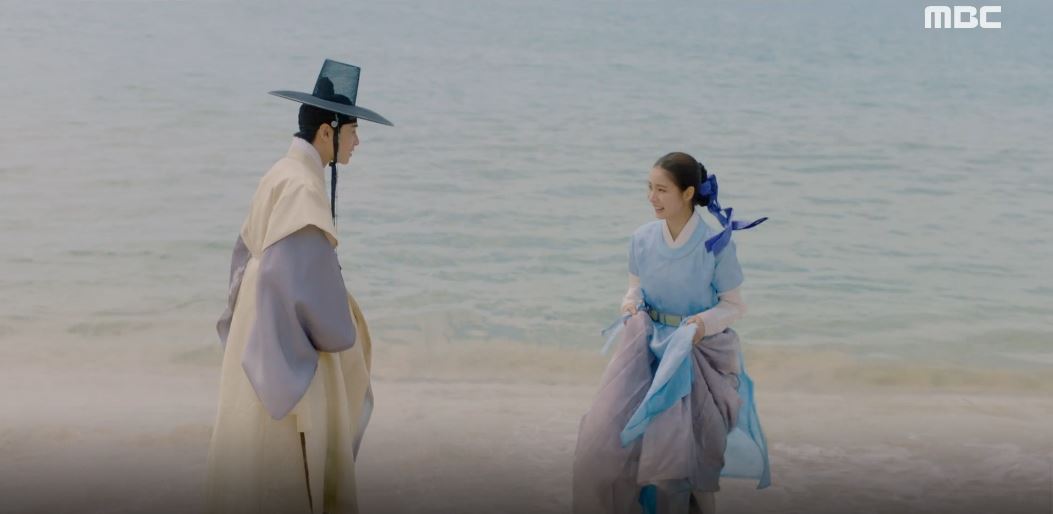 Jung Eun-woo and Shin Se-kyung went undercover by the beach.In the 13th and 14th MBC tree mini series Na Hae-ryung (playplayed by Kim Ho-soo/directed by Kang Il-soo, Han Hyun-hee), which aired on the 7th (Wednesday), Koo Hae-ryung (Shin Se-kyung) showed Lee Lim how to enjoy the sea.Lee Lim left for the Pyeongan road where the plague spread under the name of Lee Tae (Kim Min-sang). Lee then went undercover with Koo Hae-ryung to the beach.Na Hae-ryung, who was exhausted, tried to leave first when no one was there, and Irim said, I have never been to the beach before.I wished to see the sea, but I wanted someone to be around at this good moment. I dont want to look at it with my eyes, but I want to remember it with my fingertips and toes, said Na Hae-ryung, who took off his shoes.Irim also took off his shoes along Na Hae-ryung and enjoyed walking barefoot into the sand and entering the sea.Viewers responded through various SNS and portal sites such as summer sky, blue sea, clear sunshine, beautiful good man and woman, cute Irim changed clothes to show well to Na Hae-ryung, It is Na Hae-ryung who cares and counts Irim better than anyone.On the other hand, Na Hae-ryung is a fiction drama about the first problematic woman () of Joseon and the full romance of the Phil of Prince Lee Rim, the anti-war mother solo.It is broadcast every Wednesday and Thursday at 8:55 pm.iMBC  MBC Screen Capture