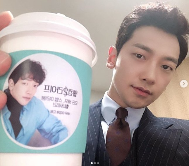 Rain posted several photos on his SNS on the 7th with an article entitled Thank you, brother #Lee Jung-jae # handsome # wonderful.Rain in the open photo poses in front of a coffee car presented by Lee Jung-jae to the Welcome2Life filming site.Rains tall Rain jewel, dressed in a nice suit, catches the eye.Lee Jung-jae is Welcome2Life All actors, staffs.Please have a cool drink and look at our Jihoon pretty. Through the placard with the phrase, I attracted attention by conveying my affection for Rain.Rain also revealed his friendship by sending a coffee car to the JTBC drama Advisor, which Lee Jung-jae appeared in.The fans who responded to the photos responded such as I support the wonderful two, Welcome2Life is fun and a wonderful man to the back.On the other hand, MBC drama Welcome2Life starring Rain is broadcast every Monday and Tuesday at 8:55 pm.