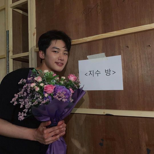 Kim Dong-hee, Human engineering classes shooting end Together with the staff thank you. <p>Actor Kim Dong-hee is the Netflix Original Series human lessons shooting finished.</p><p>Kim Dong-hee 8 on May 7, his Instagram is Netflix human class shooting is gone. Hot day, sweating and with your staff end to and for in Thank you.is a post with a picture showing.</p><p>The revealed picture, Kim Dong-hee is holding a bouquet with a wide smile and appearance. A heart-warming piece appearance, of course, affection brimming eyes the hearts of the fans that attack.</p><p>Meanwhile, Kim Dong-hee is the human lessonsfrom College tuition to raise the principle of switching or the time to make a choice that high school students index role did</p>