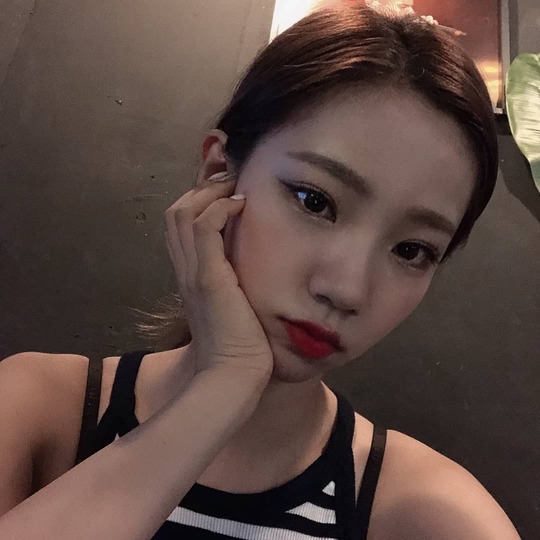 Summer showed off its cool features.Group WJSN member Summer posted a picture on August 7th with the phrase See summer in hot summer in the official Instagram.In the photo, Summer is wearing a sleeveless knit and has a chin on his chin, showing off his small face and dark double eyelids, showing off his dainty appearance.han jung-won