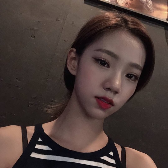Summer showed off its cool features.Group WJSN member Summer posted a picture on August 7th with the phrase See summer in hot summer in the official Instagram.In the photo, Summer is wearing a sleeveless knit and has a chin on his chin, showing off his small face and dark double eyelids, showing off his dainty appearance.han jung-won