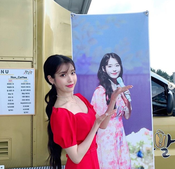 Singer and actor Lee Ji-eun (IU) boasted a refreshing visual that would blow the heat.Lee Ji-eun posted a coffee car certification shot from his fans on August 7th in his personal instagram.In the open coffee tea, I propose to those who are tired and tired of continuing shooting! Have a cool and sweet drink and make Deluna big! The phrase is written.Lee Ji-eun said, Thank you for your help. You made me feel better.Park Su-in