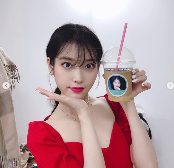 Singer and actor Lee Ji-eun (IU) boasted a refreshing visual that would blow the heat.Lee Ji-eun posted a coffee car certification shot from his fans on August 7th in his personal instagram.In the open coffee tea, I propose to those who are tired and tired of continuing shooting! Have a cool and sweet drink and make Deluna big! The phrase is written.Lee Ji-eun said, Thank you for your help. You made me feel better.Park Su-in