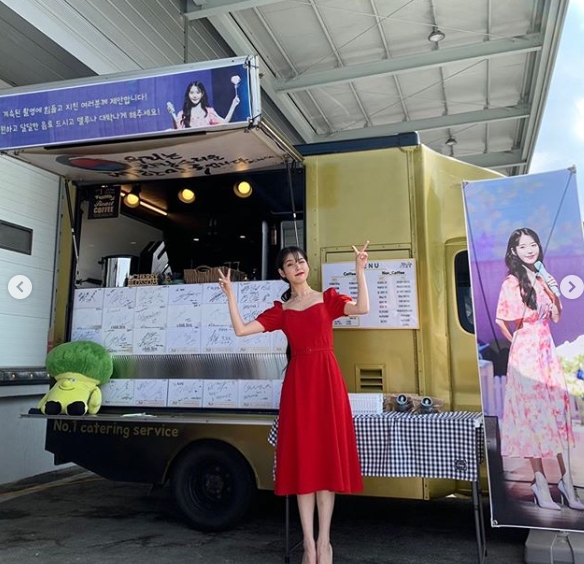 Singer and actor Lee Ji-eun (IU) boasted a refreshing visual that would blow the heat.Lee Ji-eun posted a coffee car certification shot from his fans on August 7th in his personal instagram.In the open coffee tea, I propose to those who are tired and tired of continuing shooting! Have a cool and sweet drink and make Deluna big! The phrase is written.Lee Ji-eun said, Thank you for your help. You made me feel better.Park Su-in