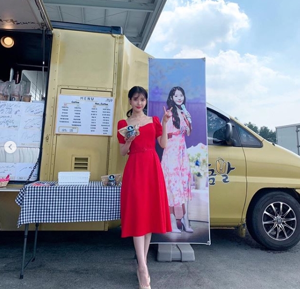 Singer and actor Lee Ji-eun (IU) boasted a refreshing visual that would blow the heat.Lee Ji-eun posted a coffee car certification shot from his fans on August 7th in his personal instagram.In the open coffee tea, I propose to those who are tired and tired of continuing shooting! Have a cool and sweet drink and make Deluna big! The phrase is written.Lee Ji-eun said, Thank you for your help. You made me feel better.Park Su-in