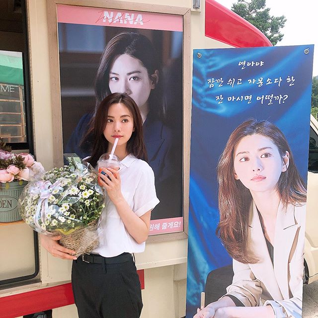 Nana thanked China fans and their agency for the surprise gift.On the 7th, Nana posted photos and videos on her instagram four times.In the photo, Nana is holding a bouquet of flowers in one hand and a coffee in the other in front of a coffee car sent by China Pan.Next, Samgyetang Simona Babčáková, sent by Nanas agency Pledis, was also certified.Nana took several shots in front of the plan card, and in the subsequent video, she bowed deeply to the ground and thanked her.The KBS 2TV drama Justice, which Nana is appearing on, is broadcasted at 10 pm.Photo = Nana Instagram