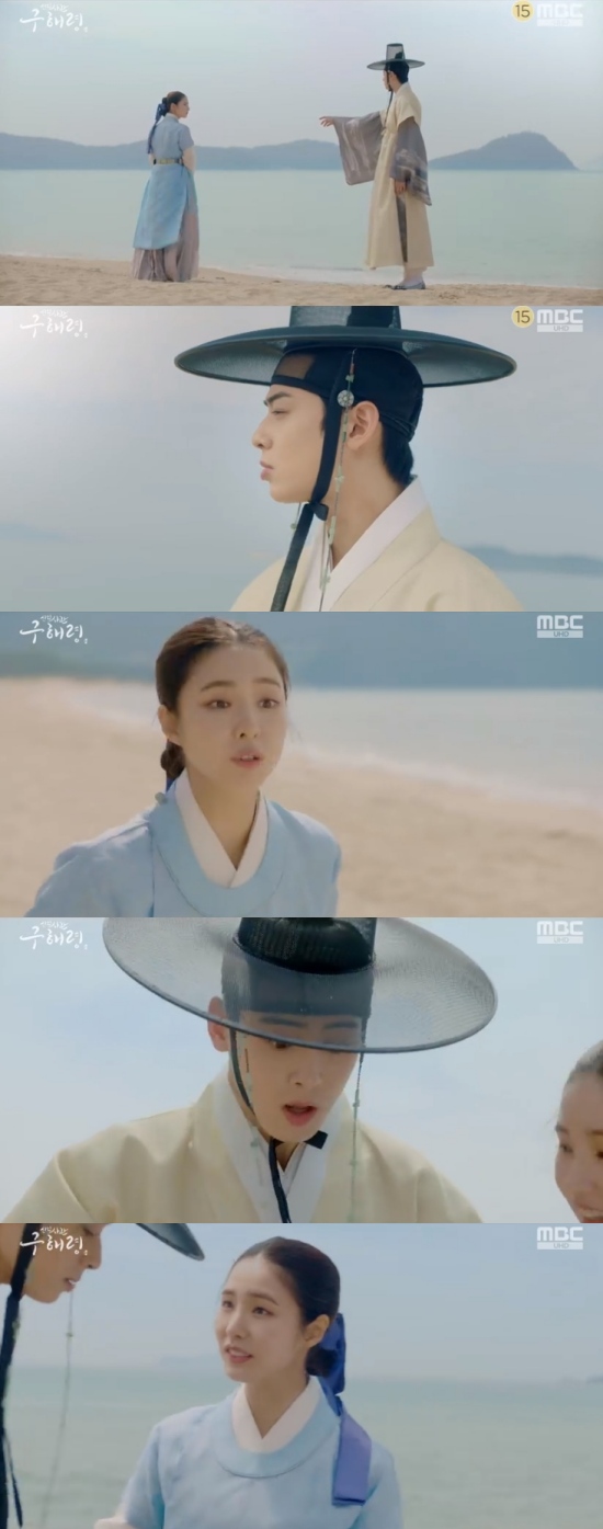 Na Hae-ryung, the new officer Jung Eun-woo, accompanied Shin Se-kyung to the sea.In the 13th MBC drama Na Hae-ryung, which was broadcast on the 7th, Lee Rim (Cha Jung Eun-woo) was shown watching the sea with Na Hae-ryung.Lee and Koo left for Pyongyang, where the plague was circulating, on the orders of King Lee Tae (Kim Min-sang).Irim went out to go undercover, and Na Hae-ryung followed Ada Lovelace.The place Irim went was by the beach, and Na Hae-ryung said, Youre going to go out of the way.If you do, why did you bring Ada Lovelace out? What do you want me to write? The great army walked here, and thats where it walked, Irim said.I am very tired of walking from Hanyang for two nights and three days while Mama rides comfortably, said Na Hae-ryung.Please do your own idle undercover, he said.In the end, Irim said, Actually, I have never been to the beach.I wanted to see the sea for a long time, but I wanted someone to be around at this good moment. Na Hae-ryung said, Take it off.Do not look at it with your eyes, but do not remember everything with your fingertips. Irim took off his shoes along the old Na Hae-ryung, and the old Na Hae-ryung explained, This is the feeling of stepping on the sand right away; take a walk.Irim was surprised, saying, Its strange, its really strange. The two of them made a cheerful atmosphere, such as running on the sandy beach and entering the beach.Photo = MBC Broadcasting Screen