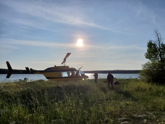 캐나다 경찰은 연쇄살인 사건의 10대 용의자 두 명을 찾기 위해 헬기까지 동원했다. [로이터=연합뉴스]