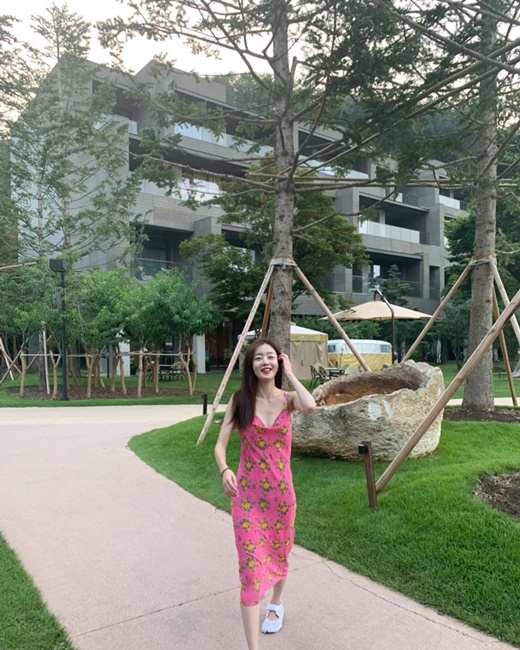 Actor Han Sun-hwa from Group Secret showed off her sullen figure.Han Sun-hwa said on his instagram on the 8th, Its still hot, but today I want to put it on. I feel cooler because I tell it to put it on.It is a cool day and posted two photos.The photo released showed Han Sun-hwa in a pink dress; Han Sun-hwa caught the eye with her slender figure.In addition, he boasted a beautiful appearance with a clear eye from afar.Meanwhile, Han Sun-hwa appeared on the cable channel OCN drama Save me 2 which last June.