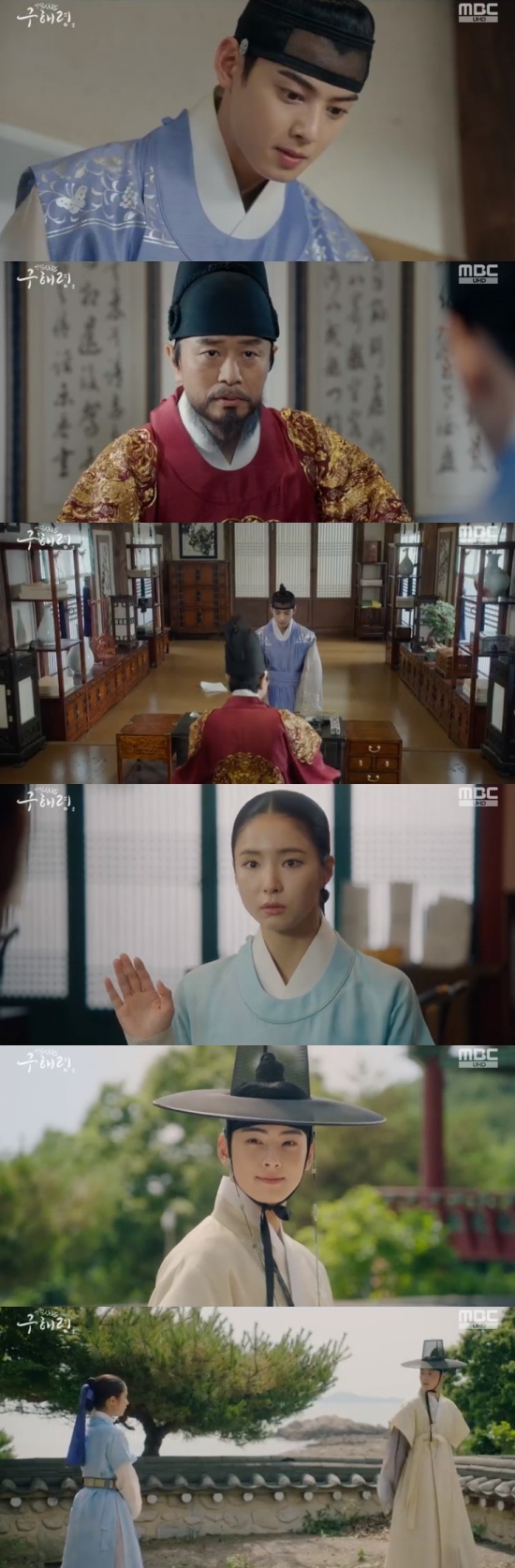 Na Hae-ryung, the new officer Jung Eun-woo began to express his mind toward Shin Se-kyung.In the 13th and 14th MBC drama Na Hae-ryung, which was broadcast on the 7th, Lee Rim (Jung Eun-woo) and Na Hae-ryung (Shin Se-kyung) were shown watching the sea.On this day, Lee Tae (Kim Min-sang) ordered Lee Lim to go to Pyongyang where the plague is circulating. Heo Sam-bo (Sung Ji-ru) said, Daewon Daegun Mama has never suffered from a flurry.I dare to intervene somewhere, and the spirit of the plague will be weak and will soon fade.I am sending you to soothe the public, so you can read the book and light your face here and there. But the officers avoided going to Pyongyang, and Koo Na Hae-ryung volunteered to go to Pyongyang, saying, I have been in a double-headed state.Later, Irim and Na Hae-ryung arrived at Haeju, when Irim was told by Hesambo (Seongjiru) that there was a beach.Irim took the old Hae-ryung off the sea to go to the sea and dragged him to the beach.Na Hae-ryung said, Youre going to go out of there. Youre going to go out in nowhere. Why did you bring her out?While Mama is riding comfortably, I am very tired of walking from Hanyang for two nights and three days. Do your leisurely undercover alone. In the end, Irim said, Actually, I have never been to the beach.I wanted to see the sea for a long time, but I wanted someone to be around at this good moment. Na Hae-ryung took off his shoes as if he knew.Na Hae-ryung said, Take it off, you said it was your first time.I do not want to look at it with my eyes, but I should remember it with my fingertips. I also took off my shoes along Na Hae-ryung.Gu Na Hae-ryung walked down the sand and suggested, This is how you feel about stepping on the sand, try walking. Irim said, Its weird.It is very strange, he said, and Ilmi dipped his feet in the sea with Na Hae-ryung.In particular, Na Hae-ryung accidentally encountered Seung-Hoon Lee, who accused Lee of the evil of the officials.Seung-Hoon Lee said, Please save the people. The people who died in Hwanghae Island are over five hundred and the number of Pyeongan Island is too many.Even those who are not sick are trapped in the village and starving to death, he said. Lee said, I sent medicines in coordination. The officials are trying to avoid responsibility and the people are tied up, so I can not ask for help anywhere, said Seung-Hoon Lee.Irim also wondered what kind of relationship Seung-Hoon Lee and Na Hae-ryung were, and Na Hae-ryung said, Its a jiabi.Irim said, Jiavy. You were married. Tell me more. When and where you met. He must have hung on to you.I am so interested in me, said Na Hae-ryung, who said, I am so sorry that I am so flawed.So stop questioning me now, he said.Irim said, Dismissal? What are you, Na Hae-ryung? You never liked him anyway?This is a part of the fact that Lee Rim likes Na Hae-ryung.I wondered if Irim and Na Hae-ryung could develop into a love line in the future.Photo = MBC Broadcasting Screen