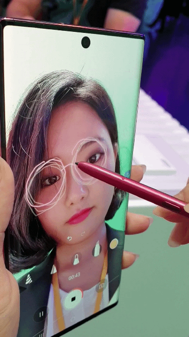 갤럭시 노트10의 'AR 두들'은 스냅챗의 필터처럼 얼굴과 함께 움직입니다. 얼굴 말고 공간에서 AR 기능을 뽐내는 것도 가능하고요! 그림 실력이 출중하다면 더 재밌을 기능입니다. 뉴욕=김정민 기자