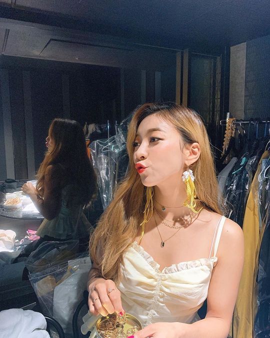 Luna showed off her watery beauty.Group F-X member Luna shared a picture on her Instagram page on August 8.In the photo, Luna is wearing a sleeveless costume and sticking out her lips, showing off her white skin and a solid body without a touch.han jung-won