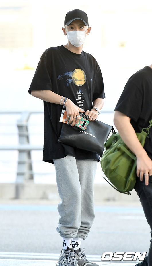 Group EXO left Incheon International Airport to participate in a concert at Hong Kong in Hong Kong on the afternoon of the 9th.EXO Chanyeol is heading to the departure hall.