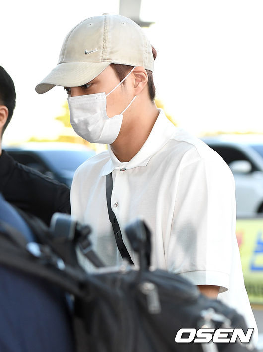 Group EXO left Incheon International Airport to participate in a concert at Hong Kong in Hong Kong on the afternoon of the 9th.EXO Kai is heading to the departure hall.