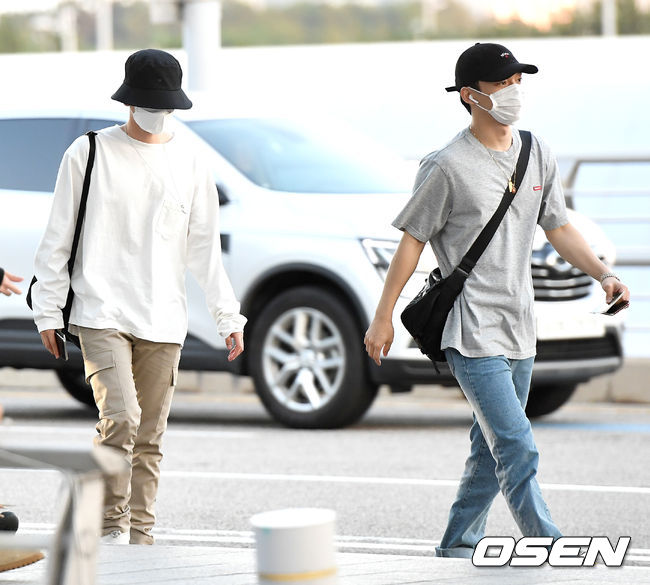Group EXO left Incheon International Airport to participate in a concert at Hong Kong in Hong Kong on the afternoon of the 9th.EXO Chen and Baekhyun are heading to the departure hall.