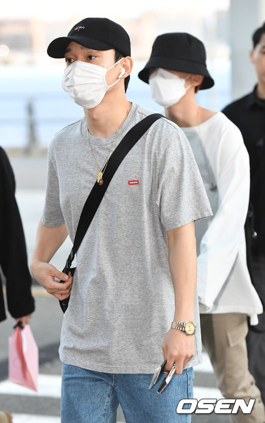 Group EXO left Incheon International Airport to participate in a concert at Hong Kong in Hong Kong on the afternoon of the 9th.EXO Chen and Baekhyun are heading to the departure hall.