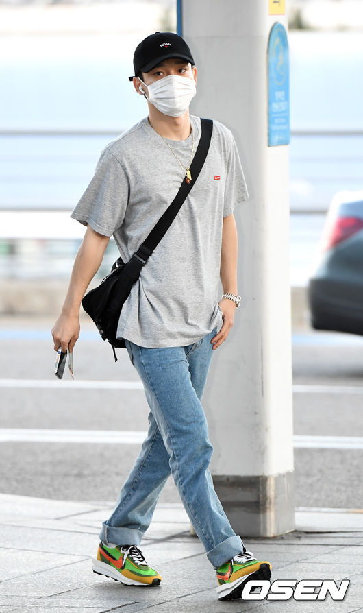 Group EXO left Incheon International Airport to participate in a concert at Hong Kong in Hong Kong on the afternoon of the 9th.EXO Chen is heading to the departure hall.