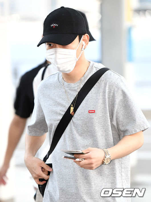 Group EXO left Incheon International Airport to participate in a concert at Hong Kong in Hong Kong on the afternoon of the 9th.EXO Chen is heading to the departure hall.