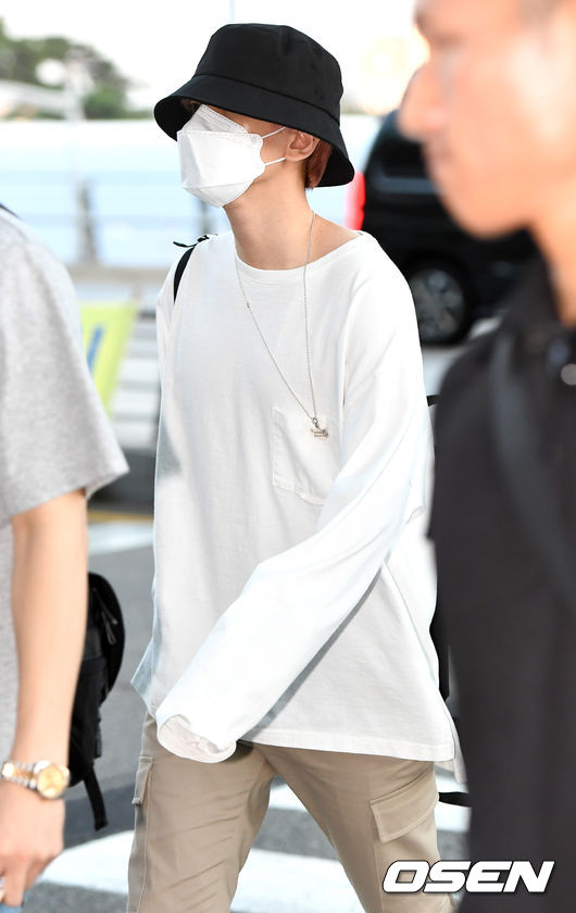 Group EXO left Incheon International Airport to participate in a concert at Hong Kong in Hong Kong on the afternoon of the 9th.EXO Baekhyun is heading to the departure hall.