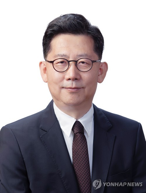 농림축산식품부 장관에 김현수 전 차관 (서울=연합뉴스) 문재인 대통령이 9일 장관급 인사를 교체하는 개각을 단행했다. 농림축산식품부 장관에 내정된 김현수 전 차관.  [청와대 제공, 재판매 및 DB금지] photo@yna.co.kr