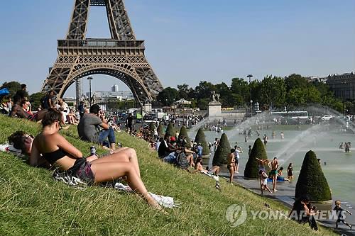 에펠탑 주변에서 일광욕을 즐기는 파리 시민들 [AFP=연합뉴스]