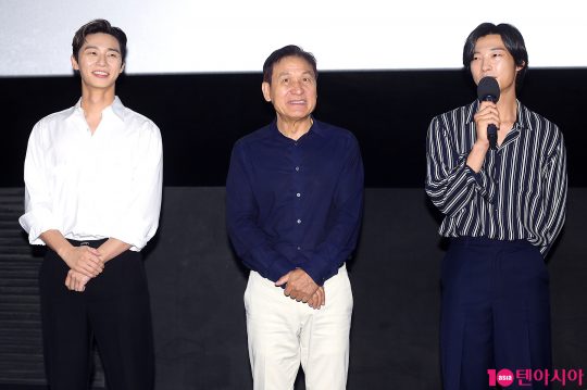 Actor Park Seo-joon (from left), Ahn Sung-ki and Woo Do-hwan attended the stage greeting of the movie Lion at CGV Wangsimni in Seoul on the afternoon of the 10th.The Lion, starring Park Seo-joon, Ahn Sung-ki, and Woo Do-hwan, is a film about the story of martial arts champion Yonghu meeting the Guma priest Anshinbu and confronting the powerful evil () that has confused the world.