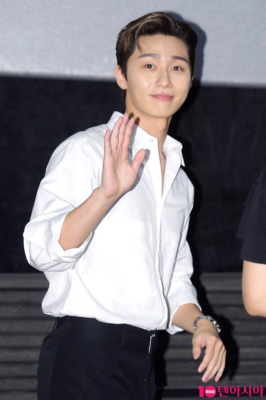 Actor Park Seo-joon attended the stage greeting of the movie Lion at CGV Wangsimni in Seoul on the afternoon of the 10th.Lion, starring Park Seo-joon, Ahn Sung-ki, and Woo Do-hwan, is a film about the story of a martial arts champion, Yonghu, who met An Shin-bu, a Kuma priest, and confronting a powerful evil () that confused the world.