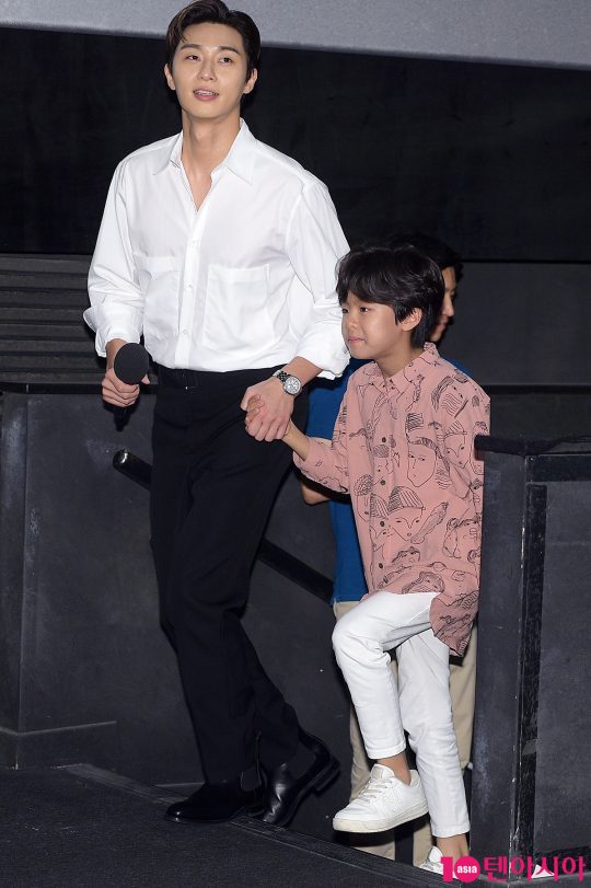 Actor Park Seo-joon and Rain attended the stage greeting of the movie Lion at CGV Wangsimni in Seoul on the afternoon of the 10th.The Lion, starring Park Seo-joon, An Sung-ki, and Woo Do-hwan, is a film about the story of a martial arts champion, Yonghu, who met the priest Anshinbu and confronted the powerful evil () that confused the world.