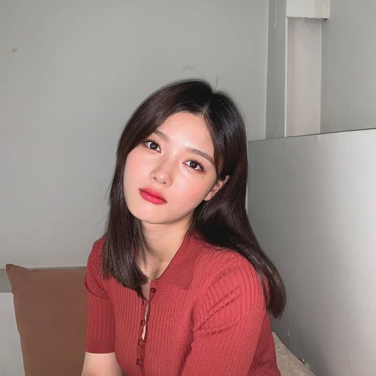 Actor Kim Yoo-jung boasted of her mature beauty.Kim Yoo-jung posted a picture on August 10 with his article Doon in his instagram.In the photo, Kim Yoo-jung is staring at the camera with a pointed expression. Fashion and elegant atmosphere with femininity sniper the hearts of fans.Park So-hee