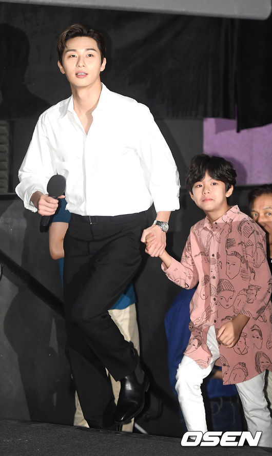 On the afternoon of the 10th, CGV Wangsimni in Seoul, the movie Lion stage greeting was held.Park Seo-joon, Rain attends and has photo time.