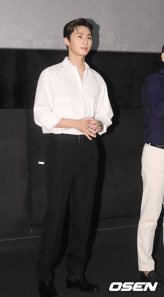 On the afternoon of the 10th, CGV Wangsimni in Seoul, the movie Lion stage greeting was held.Park Seo-joon attends and has photo time.