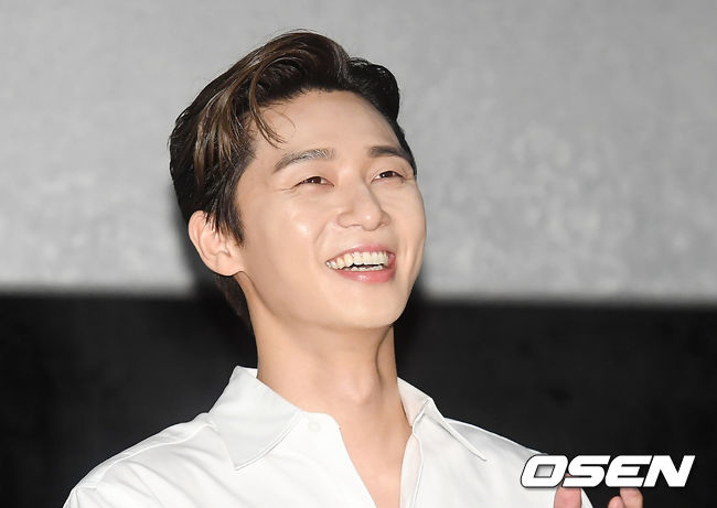 On the afternoon of the 10th, CGV Wangsimni in Seoul, the movie Lion stage greeting was held.Park Seo-joon attends and has photo time.