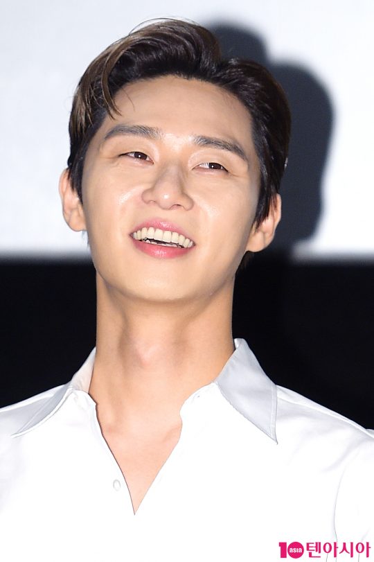 Actor Park Seo-joon attended the stage greeting of the movie Lion at CGV Wangsimni in Seoul on the afternoon of the 10th.Lion, starring Park Seo-joon, Ahn Sung-ki, and Woo Do-hwan, is a film about the story of a martial arts champion, Yonghu, who met An Shin-bu, a Kuma priest, and confronting a powerful evil () that confused the world.